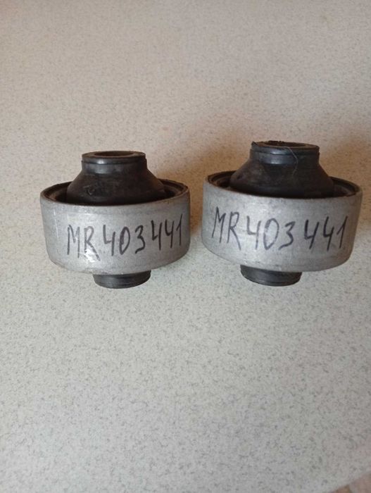 Лансер 9 сайлентблок переднього нижнього важеля, задній MR403441