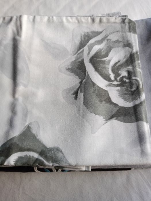 Dwa ładne komplety pościeli.