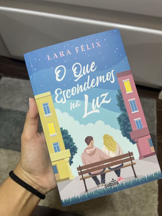 Livro “ O que escondemos na luz”