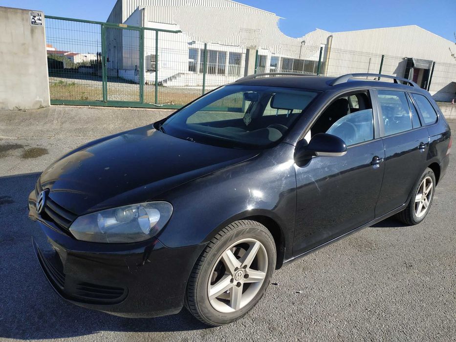 VW Golf carrinha - confere Conforto, Segurança, Versátil, Espaçosa para Família, e/ou Profissionais que precisem de espaço adicional