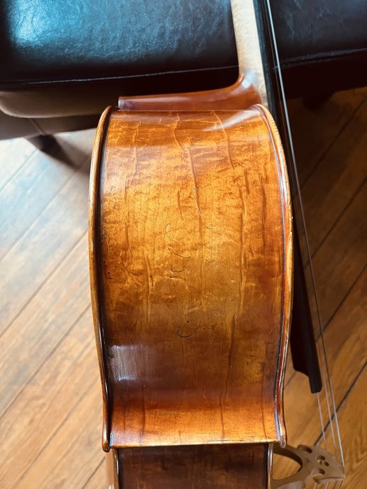 Violoncelo construido à mão.