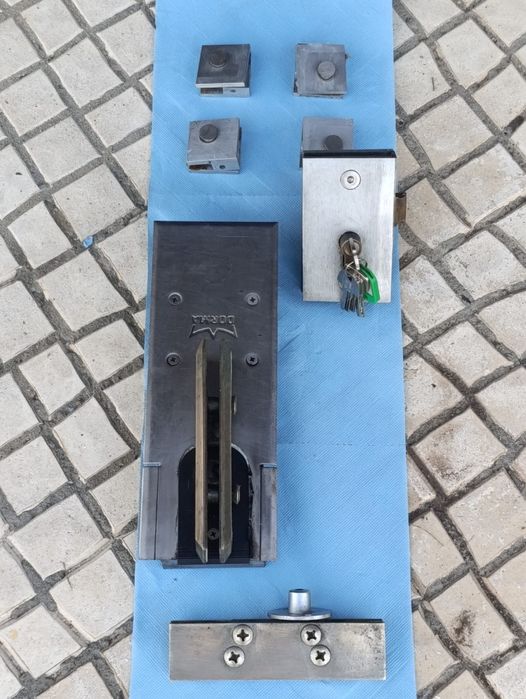 Fechadura, acessórios para montras e portas
