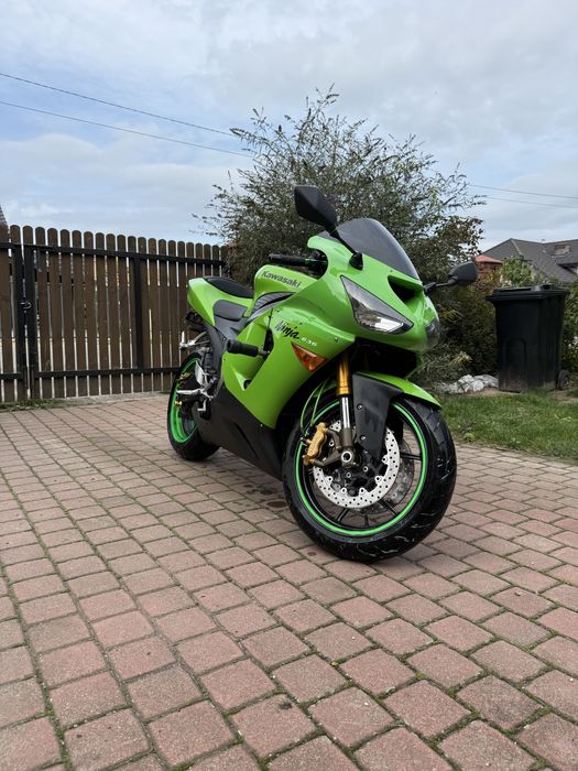 くさい　 Kawasaki ZX-6R 636 (2005 - 2006) vs Kawasaki Ninja 400 (2017)