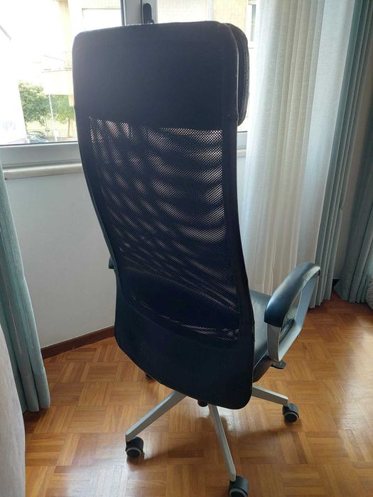 Cadeira de Escritório com braços e apoio de cabeça