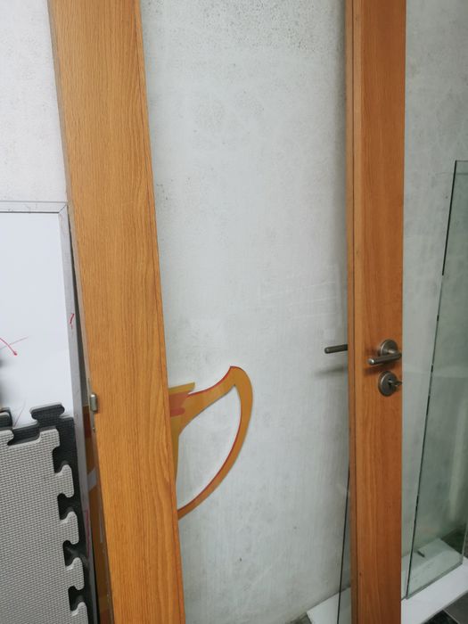 Porta grande com vidro.