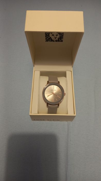 Продам жіночий годинник Anne Klein