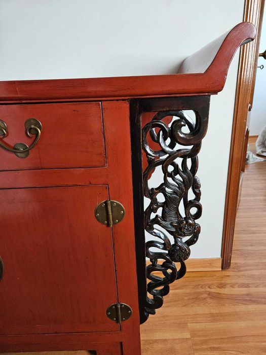 Cómoda/ aparador com detalhes esculpidos .