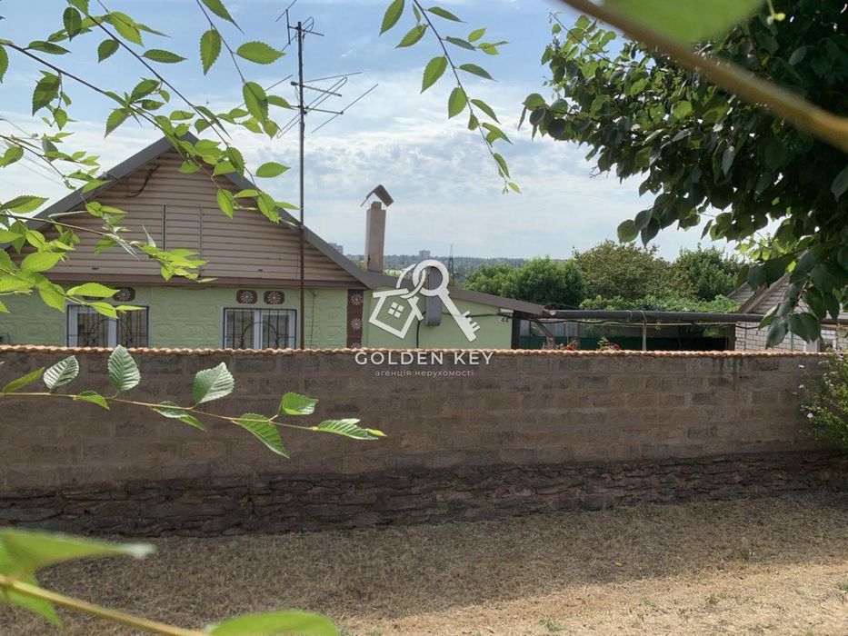 Продаж будинку із великою ділянкою