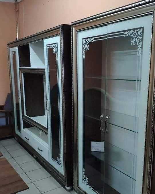 Шафи та столи — розпродаж вітрини