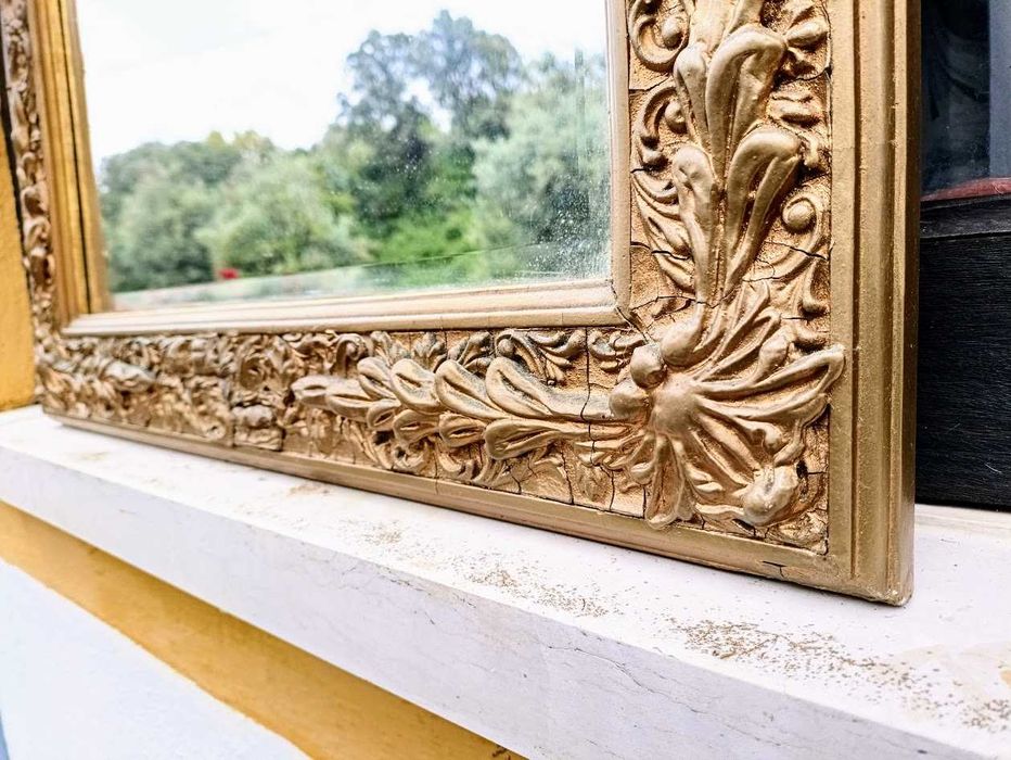 Espelho antigo com moldura dourada entalhada