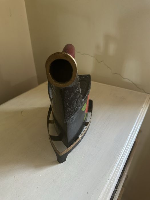 Ferro de passar roupa antigo