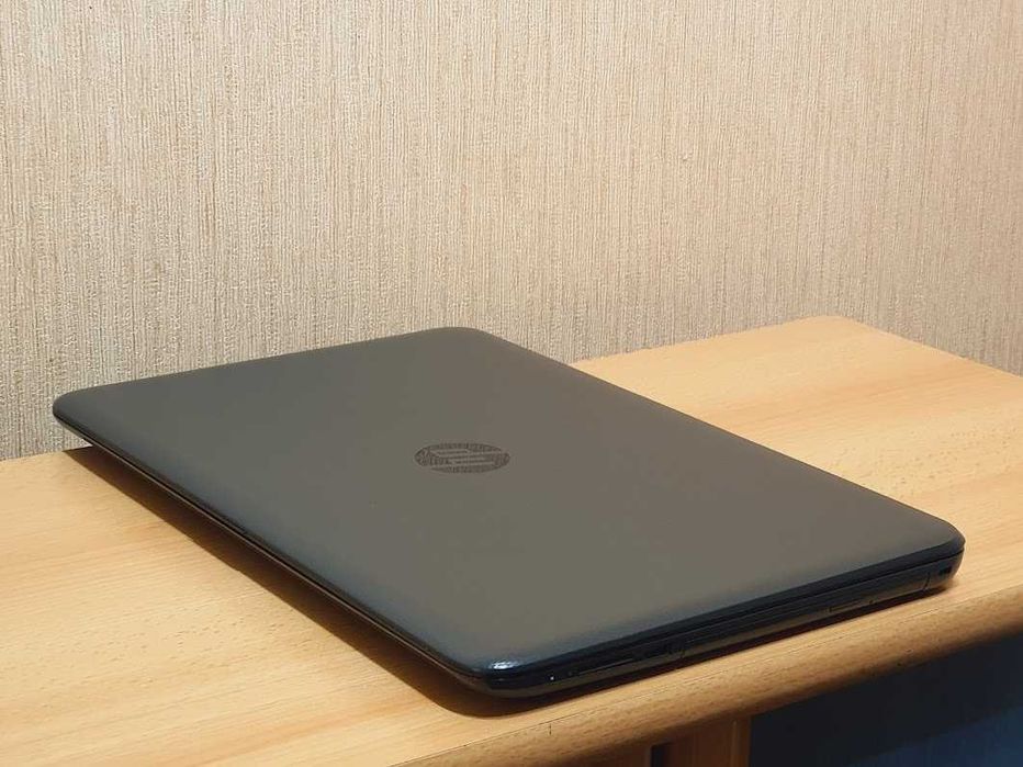 Ноутбук HP Екран 15.6" чотирьох ядерний Intel Core i3-5005U RAM 4Gb HDD 500Gb Батарея 6 годин. В гарному стані.