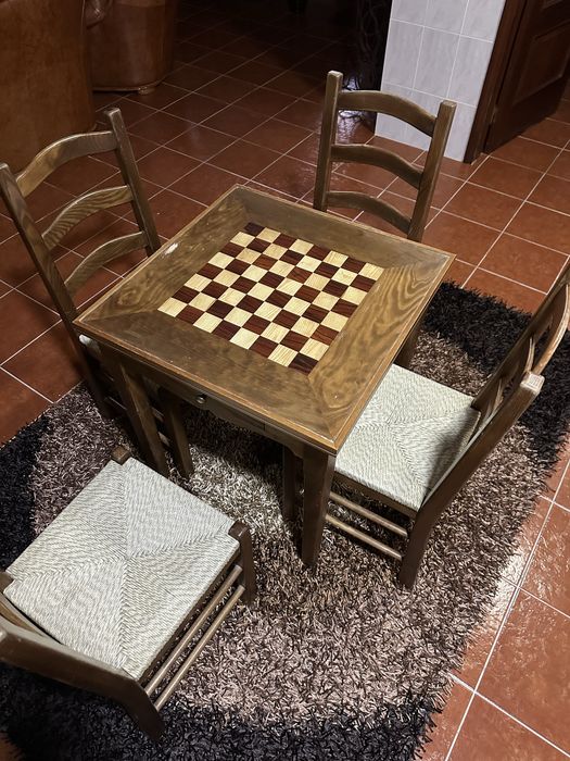 Mesa de jogo com 4 cadeiras