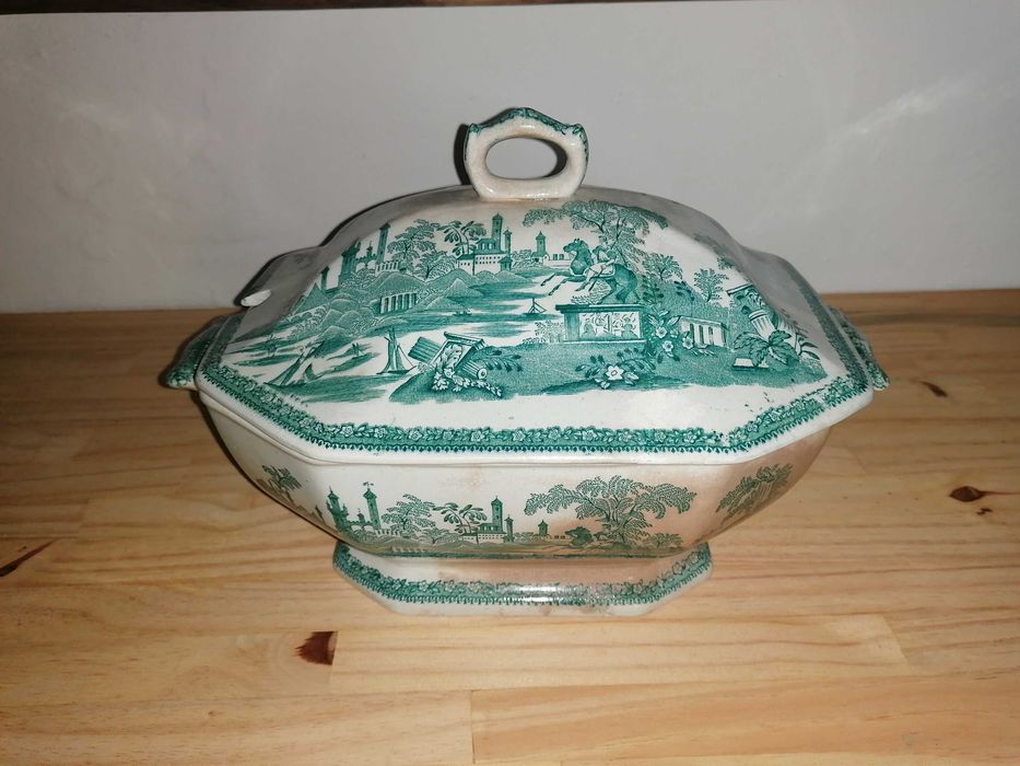 Conjunto escaparate/estanheira/estante e loiça "cavalinho"/"Estátua"