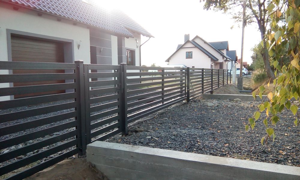 Ogrodzenie palisada nowoczesne z furtka i bramą wjazdową