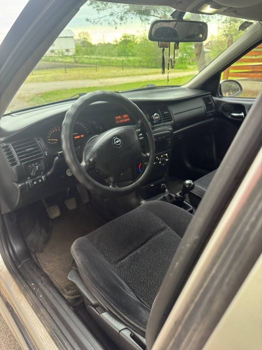 Opel vectra b 2000 року 1.8 бензин