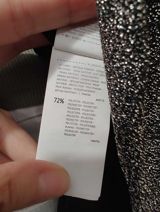 Imprezowa błyszcząca srebrna miękka marynarka narzutka z kieszeniami