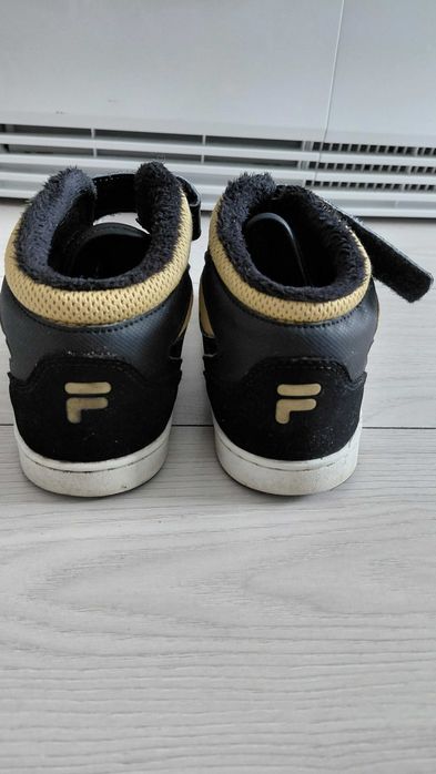 Продам кроссовки Fila 32