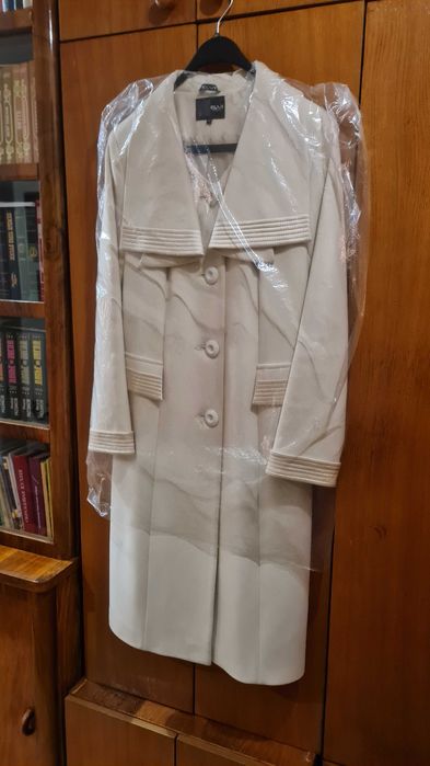 Пальто женское светлое демисезонное