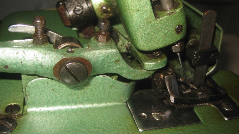 zabytkowa maszyna do szycia overlock