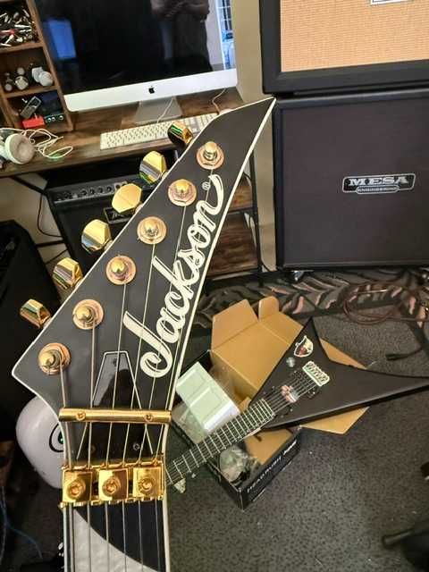 Guitarra Jackson V  M Army Drab, com vários upgrades