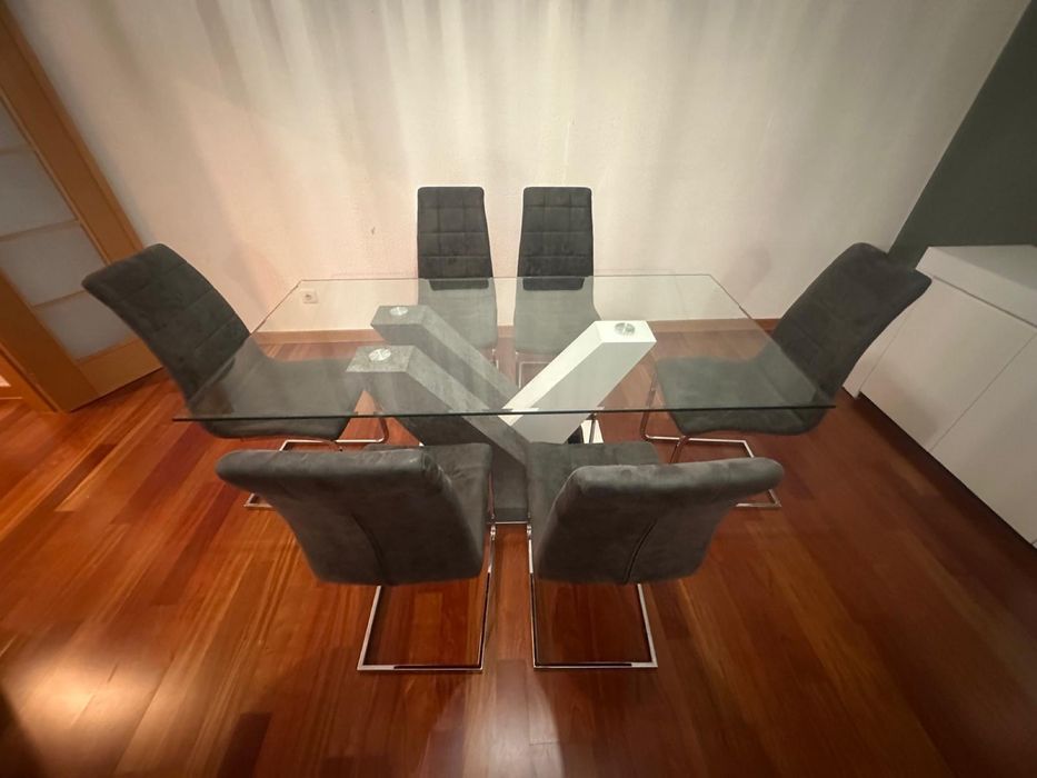 Mesa de vidro de 4 a 6 pessoas
