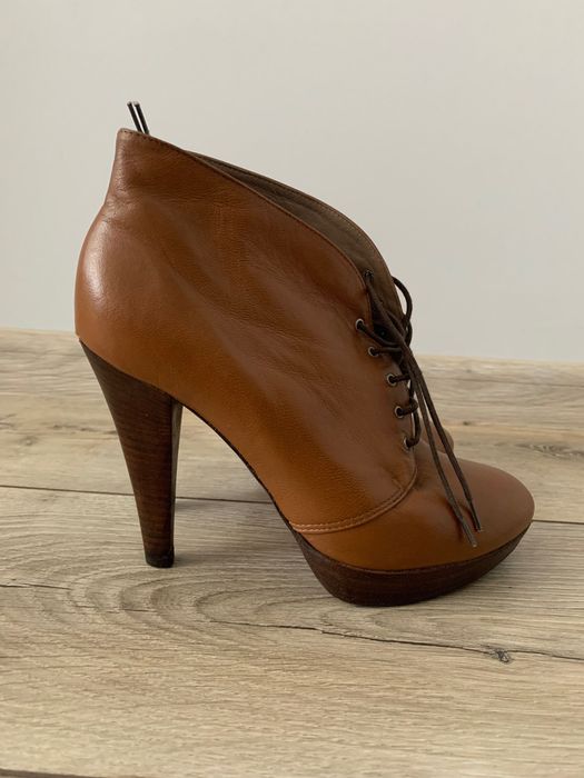 Черевики жіночі з червоною підошвою