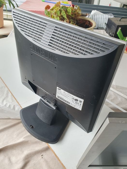 Monitores 15 polegadas em bom estado.