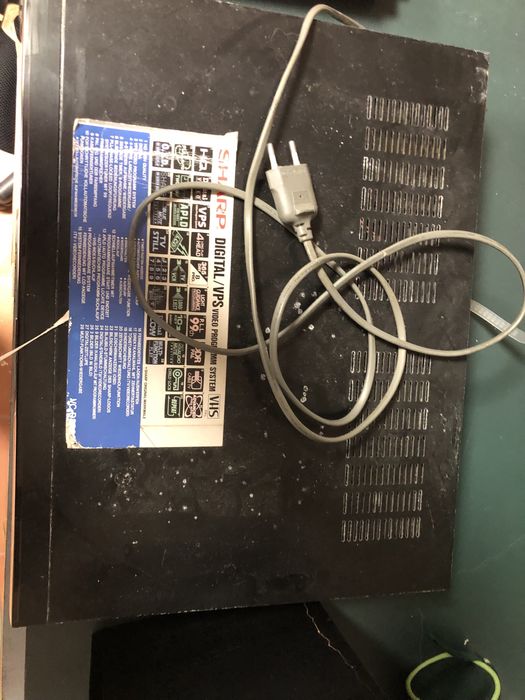 Leitor de cassetes VHS preto da marca SHARP