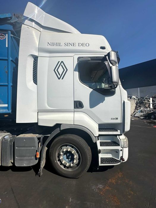 Camião Volvo FH16 e Renault Premium 460