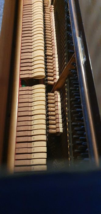 Piano vertical com pedais-Lestel London