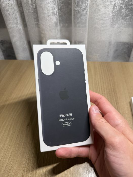 Apple Silicone Case iPhone 16 black / чорний