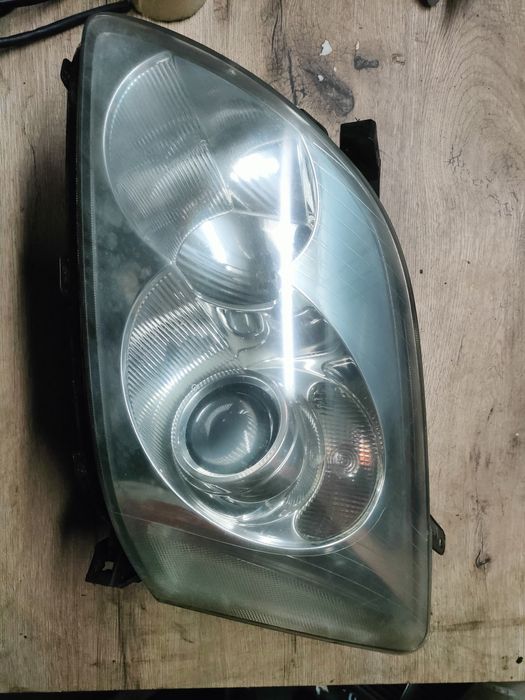 Toyota Avensis t25 03-05 reflektor lampa przód lewa xenon