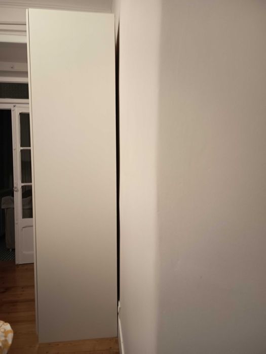 Vendo um excelente roupeiro como novo.