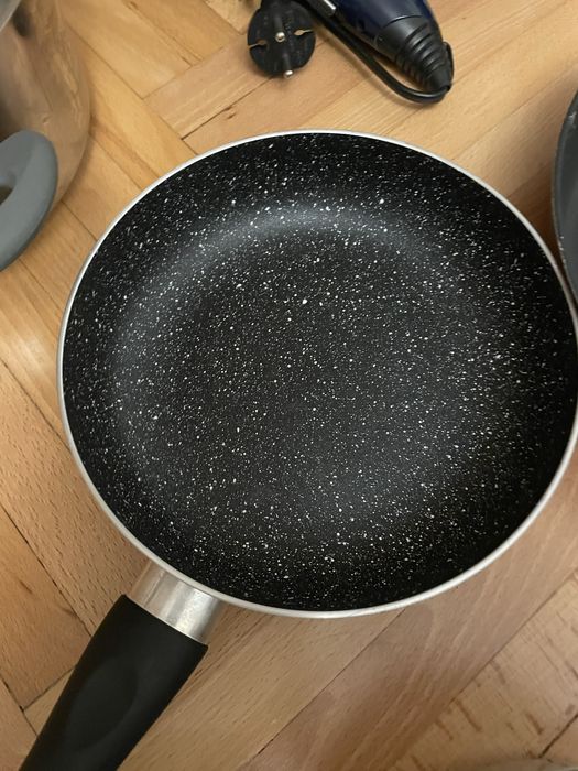 Mix narzędzi kuchennych. Fiskars Patelnie garnki  i inne