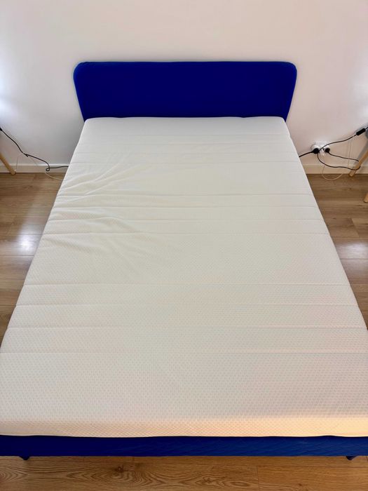 Cama de casal IKEA SLATTUM azul + colchão ÅKREHAMN 140x200