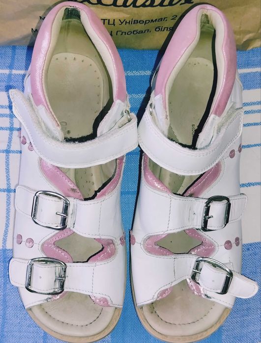Ортопедичне взуття на дівчинку