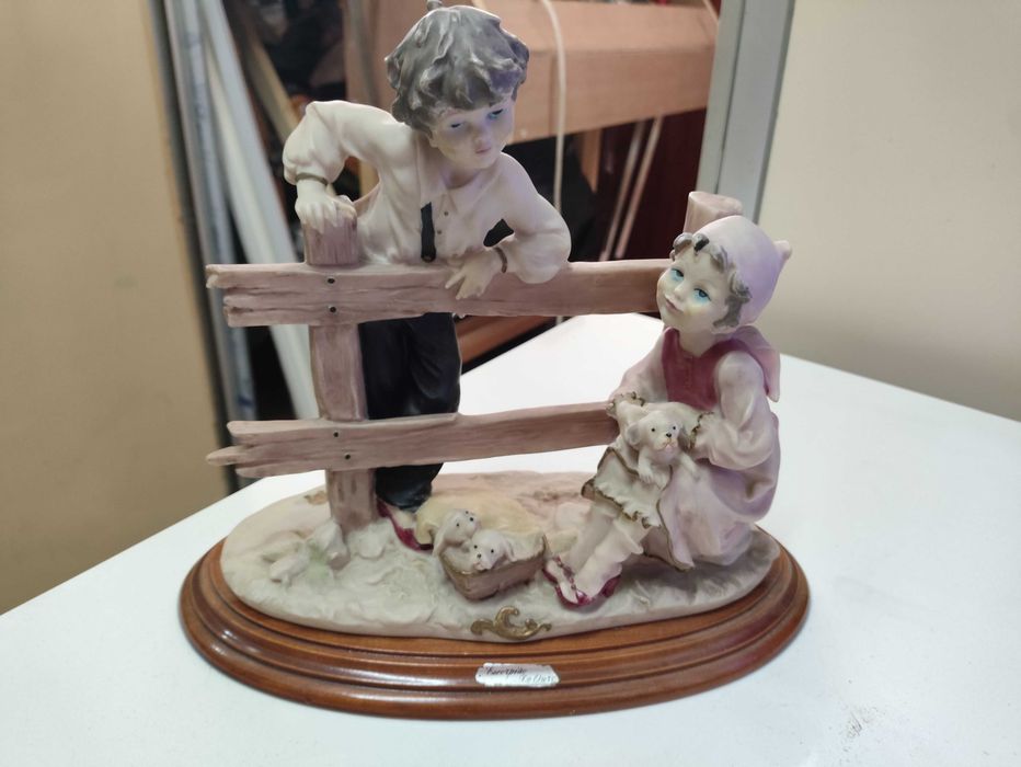 Estatueta casal de meninos Marca Escorpião de Ouro em Marfinite