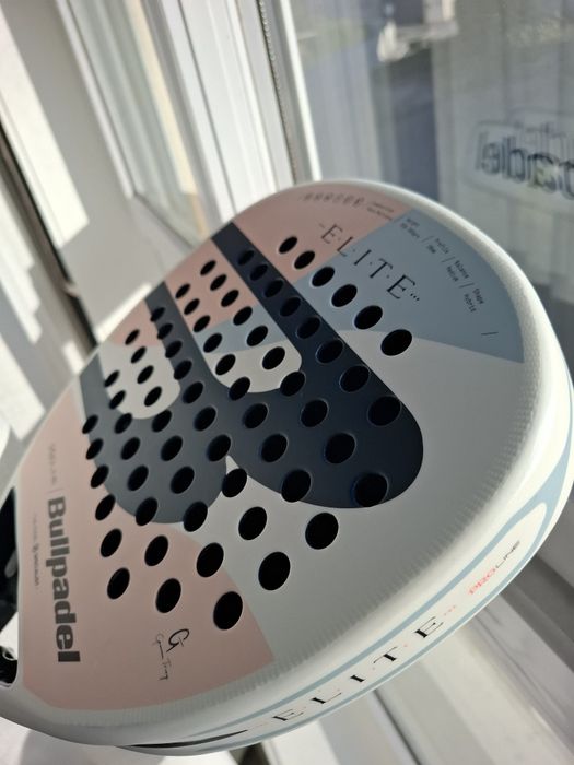 Raquete Bullpadel ELITE W25 com apenas 5 jogos, sem riscos. Como nova