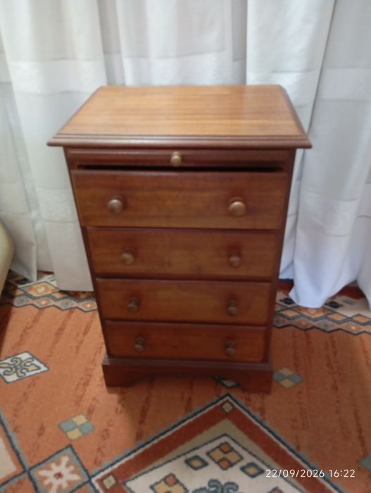 Mesa cabeceira com mesa extensível