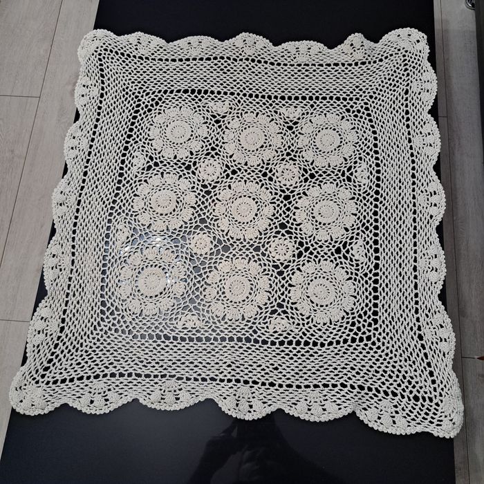 Kwadratowa serweta szydełkowa serwetka bieżnik 65x65