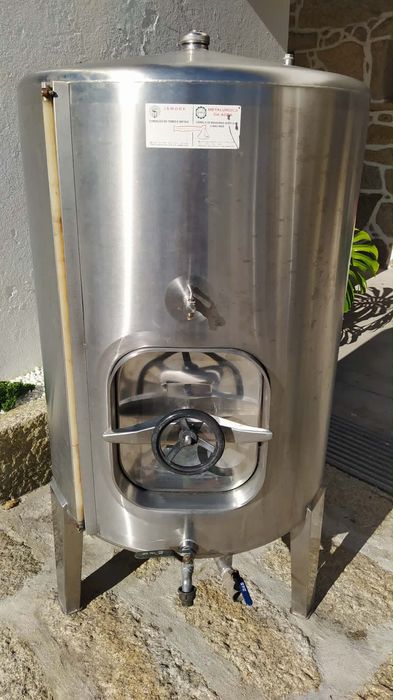 Cubas de inox para fazer vinho