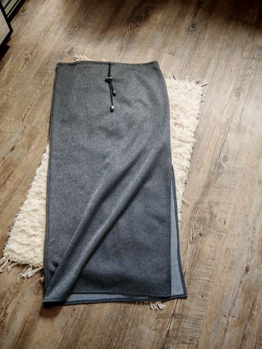 Długa szara spódnica z rozcieciem z boku