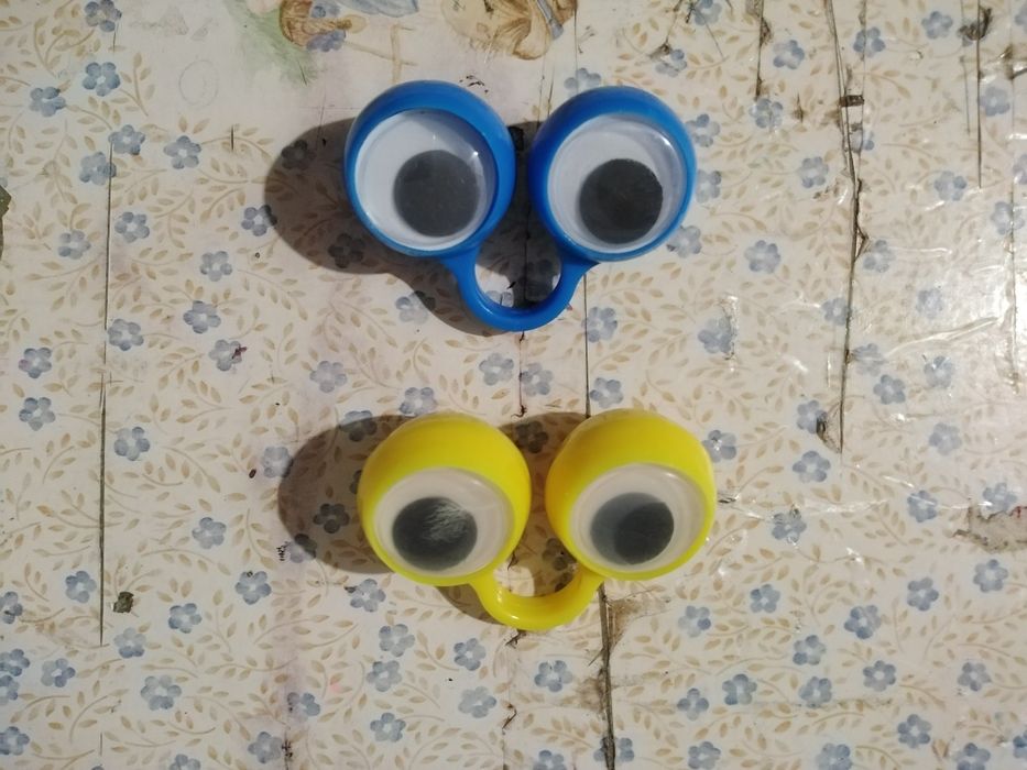 Vendo o boneco com olhos