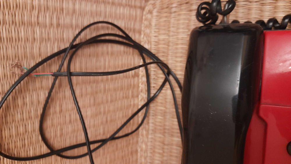 Aparat telefoniczny, kolor czerwony.