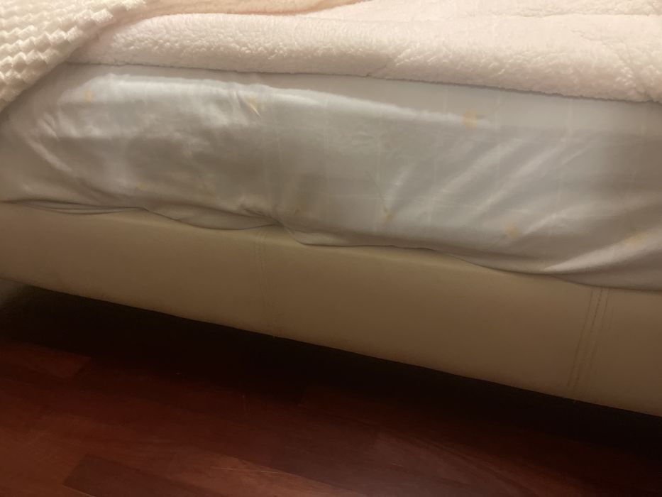 Cama 200x200 (king size) em pele bege + cabeceira + 2 colchões 90