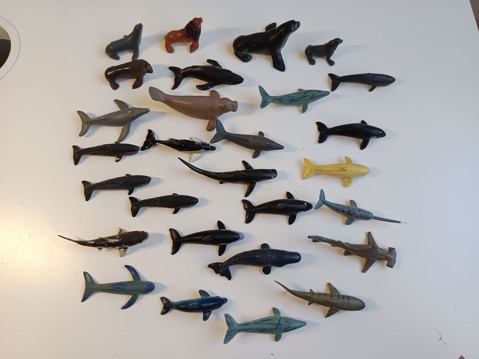 28 bonecos em pvc