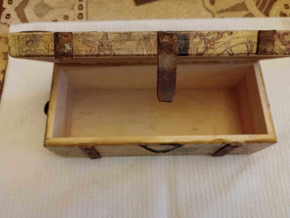 Drewniana, ozdobna szkatułka