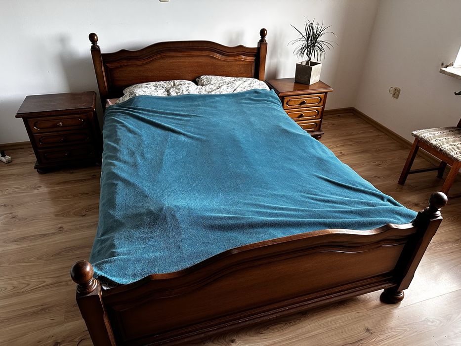 Komplet solidnych mebli sypialnianych z litego drewna