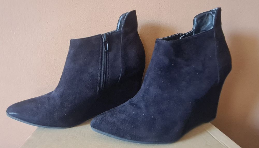 Czarne koturny ze złotym paskiem